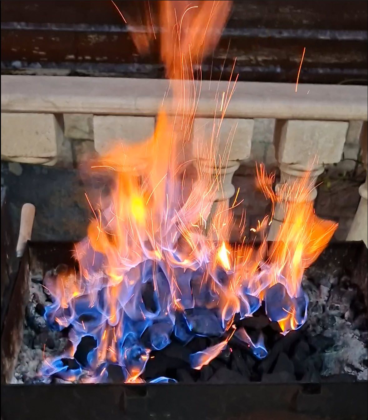 Κάρβουνα με φλόγες - Αυτοαναφλεγόμενο κάρβουνο VN BBQ